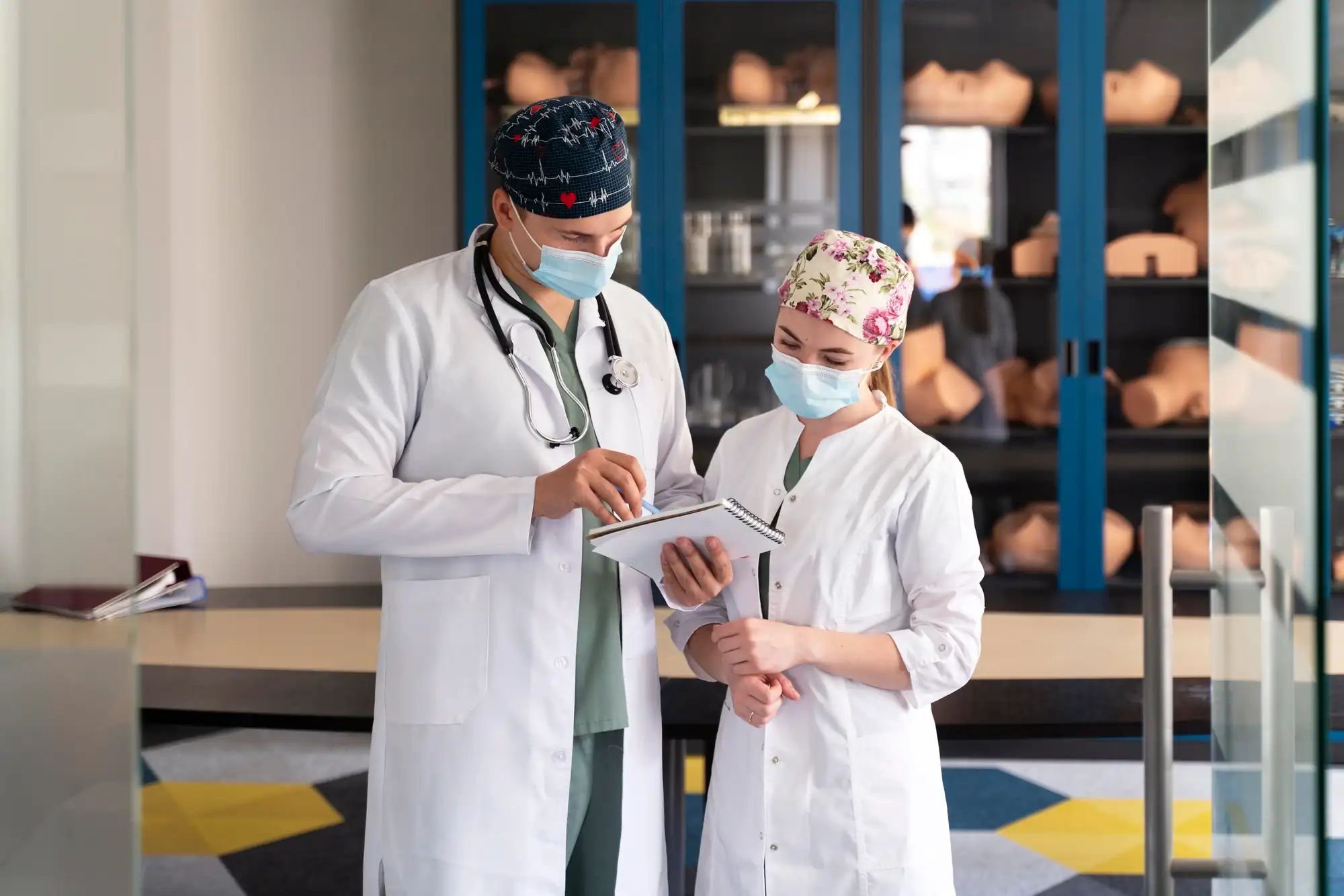 joven-estudiante-medicina-haciendo-su-practica-hospital